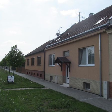 V Aleji - ubytování v soukromí Valtice Exterior foto